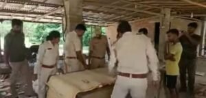 MALDA: তিনটি অবৈধ কাঠ চেরাই মিল সিল করলেন বন দপ্তরের আধিকারিক ও কর্মীরা