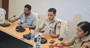 Siliguri: কলকাতার চোর বাগানপুজো প্যান্ডেলের পদপিষ্টের ঘটনায় শিলিগুড়িতে পূজো উদ্যোক্তাদের সাথে সতর্কতা বৈঠক ,উপস্থিত মন্ত্রী ডঃ শঙ্কর ঘোষ